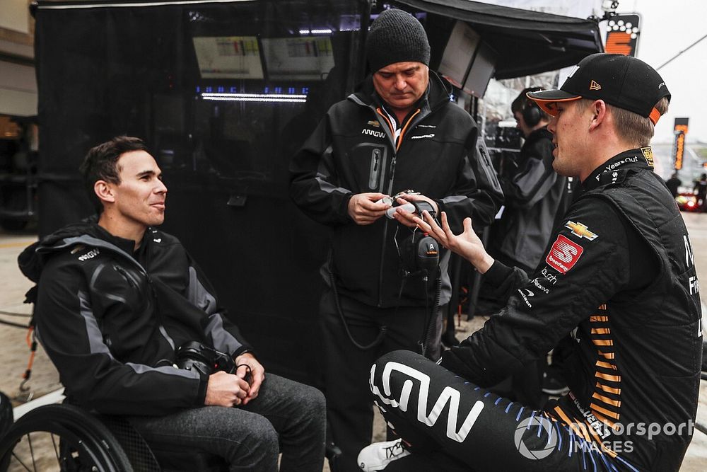 Oliver Askew, Arrow McLaren SP Honda charla con Gil de Ferran y Robert Wickens
