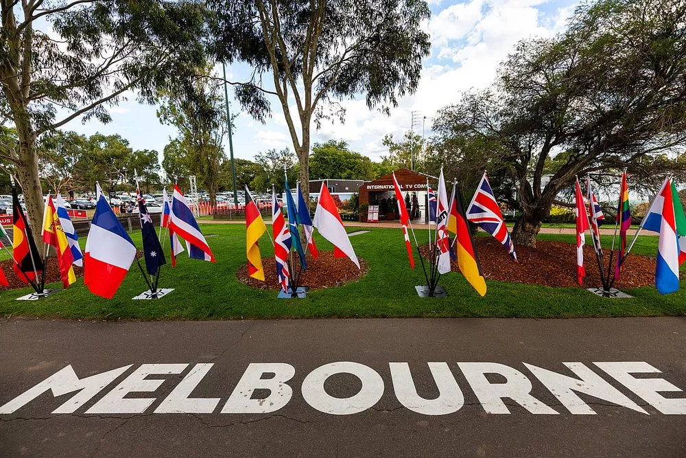 Albert Park vacío después de la decisión de cancelación del GP de Australia 