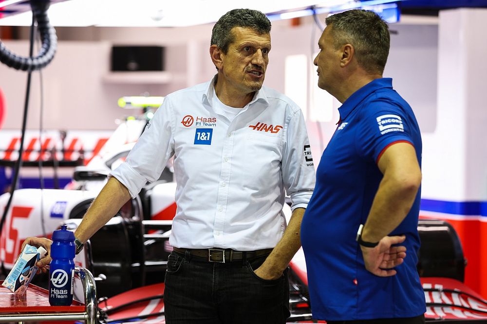 Guenther Steiner, director del equipo Haas F1, habla con un colega