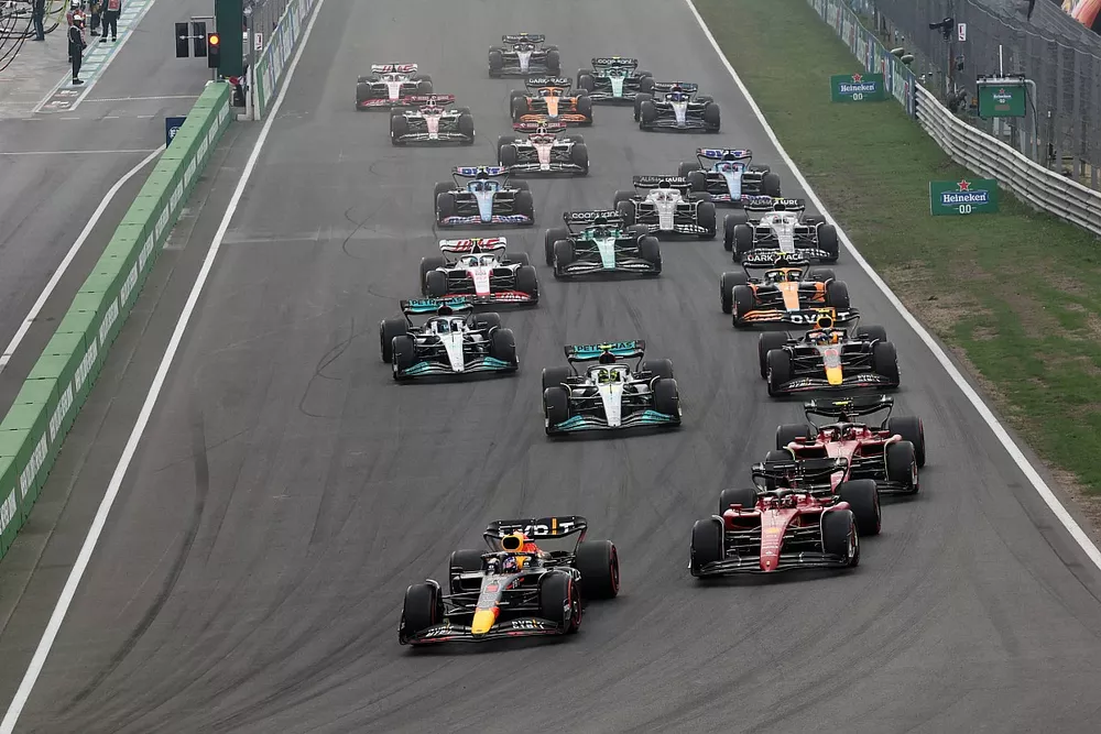 Max Verstappen, Red Bull Racing RB18, Charles Leclerc, Ferrari F1-75, Carlos Sainz, Ferrari F1-75, Lewis Hamilton, Mercedes W13, Sergio Perez, Red Bull Racing RB18, George Russell, Mercedes W13, the rest of the field away at the start