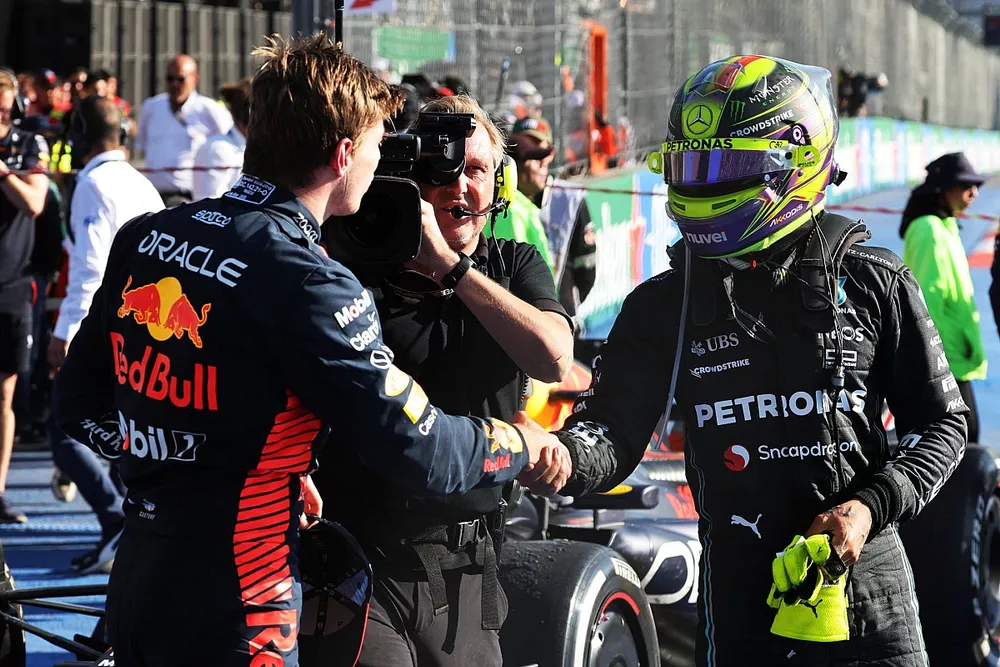 Max Verstappen, Red Bull Racing, et Lewis Hamilton, Mercedes-AMG, se f&eacute;licitent dans le parc ferm&eacute;