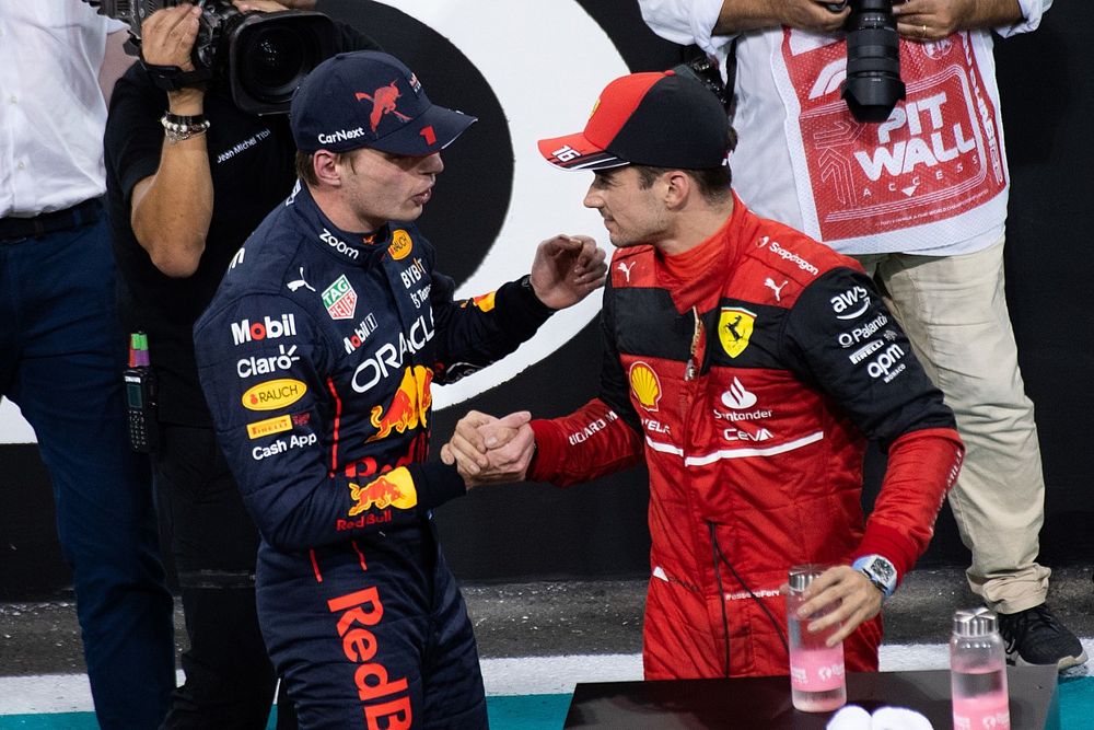 Ganador de la pole, Max Verstappen, de Red Bull Racing, y Charles Leclerc, de Ferrari, se felicitan mutuamente tras la clasificación