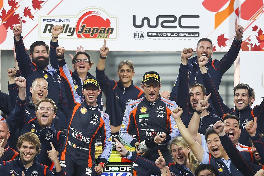 Thierry Neuville, Martijn Wydaeghe, Hyundai World Rally Team Hyundai i20 N Rally1 with the team