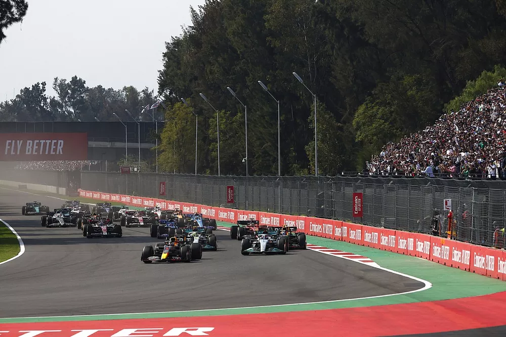 Max Verstappen, Red Bull Racing RB18, George Russell, Mercedes W13, Lewis Hamilton, Mercedes W13, Sergio Perez, Red Bull Racing RB18, et les autres monoplaces au d&eacute;part