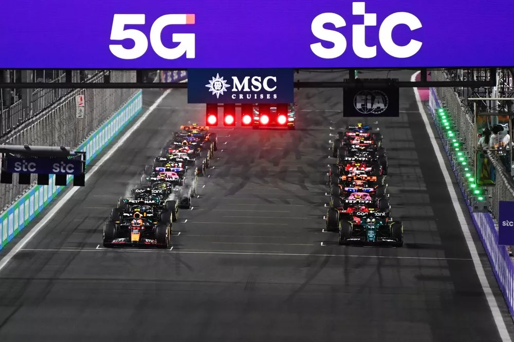 Arrancada Sergio P&eacute;rez, Red Bull Racing RB19, Fernando Alonso, Aston Martin AMR23, se preparan para liderar la salida.