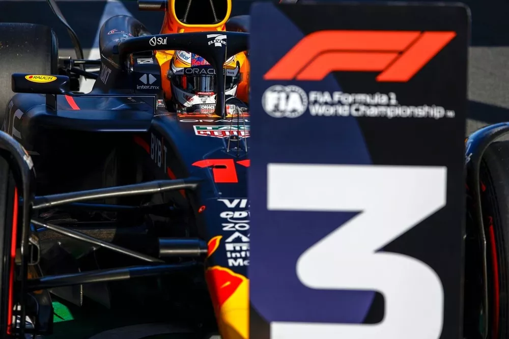 Sergio Perez, Red Bull Racing RB20, arrive dans le parc fermé