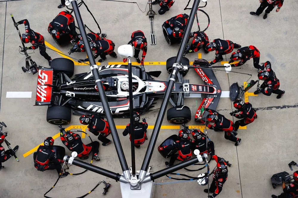 Kevin Magnussen, Haas VF-24, fait un arr&ecirc;t au stand