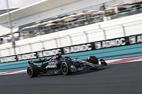 Russell lidera una FP1 llena de novatos; Drugovich es 2&ordm; tras sustituir a Alonso