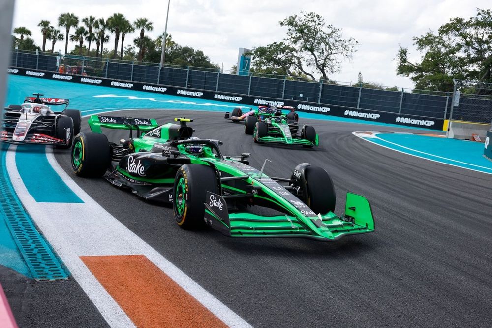 Zhou Guanyu, Stake F1 Team Kick Sauber C44, Kevin Magnussen, Haas VF-24, Valtteri Bottas, Stake F1 Team Kick Sauber C44