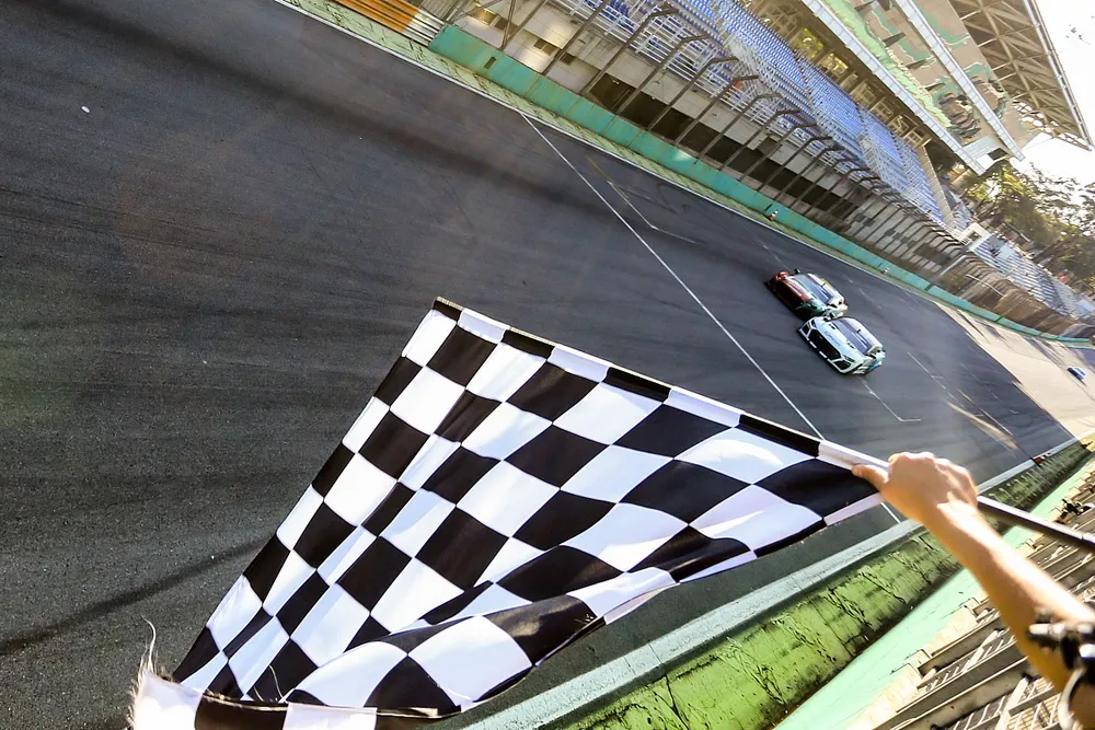 Chegada da corrida 2 da GT Sprint Race em Interlagos