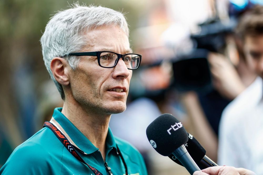 Mike Krack, chefe de equipe da Aston Martin F1 Team, fala com a imprensa