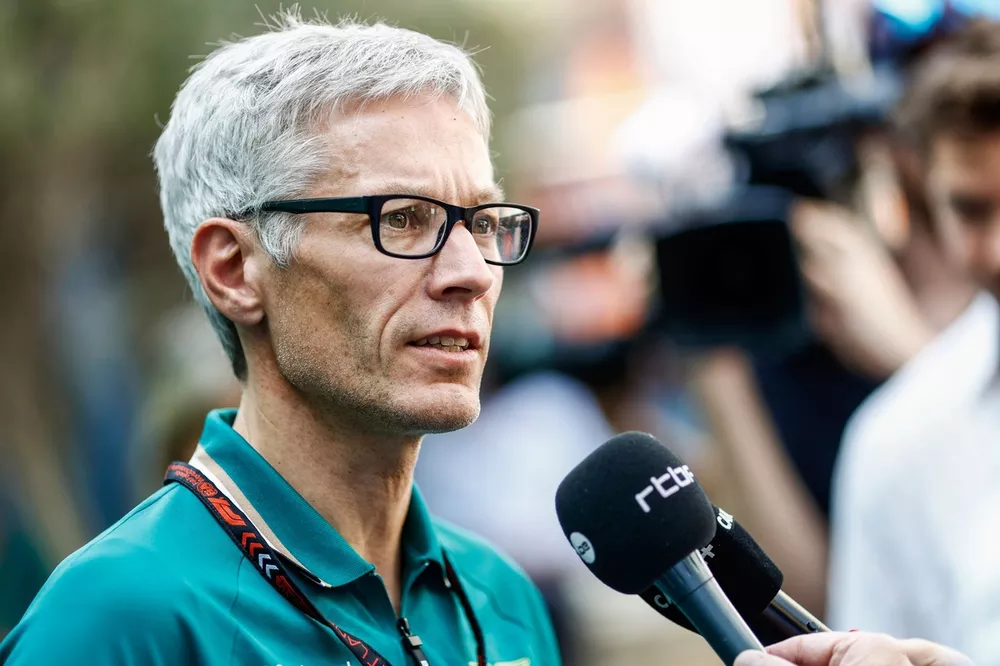 Mike Krack, chefe de equipe da Aston Martin F1 Team, fala com a imprensa 
