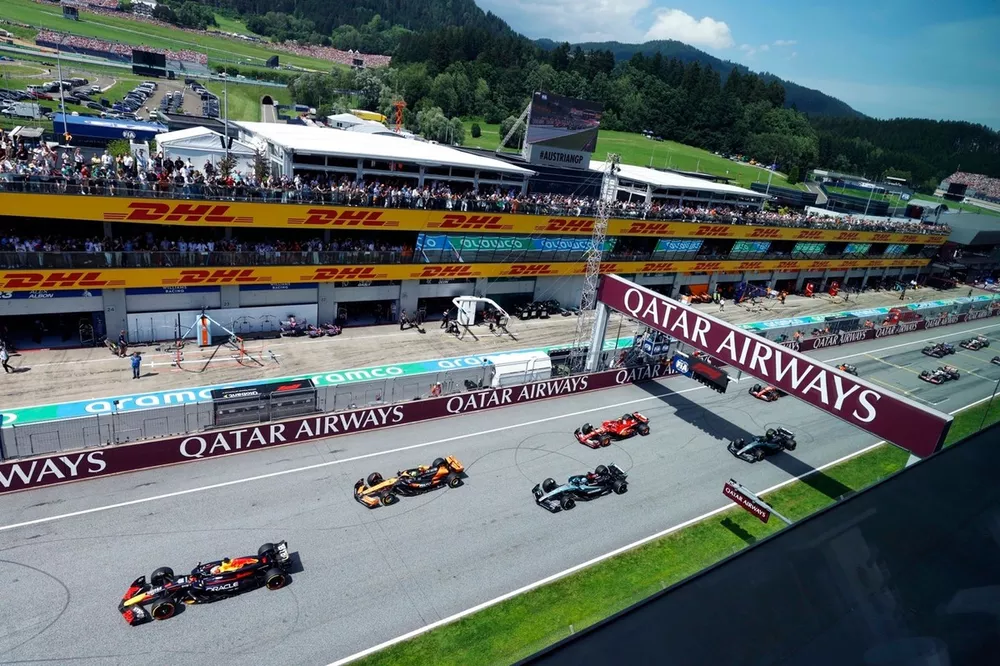 Max Verstappen, Red Bull Racing RB20, Lando Norris, McLaren MCL38, George Russell, Mercedes F1 W15, Carlos Sainz, Ferrari SF-24, et le reste du peloton au d&eacute;part