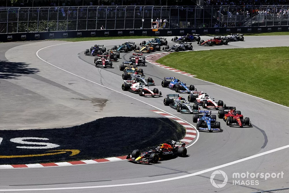 Max Verstappen, Red Bull Racing RB18, Fernando Alonso, Alpine A522, Carlos Sainz, Ferrari F1-75, Lewis Hamilton, Mercedes W13, the rest of the field at the start