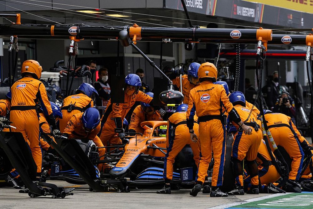 Lando Norris, McLaren MCL35M, en boxes