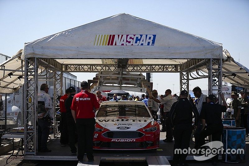 Brad Keselowski, Team Penske Ford va por inspección