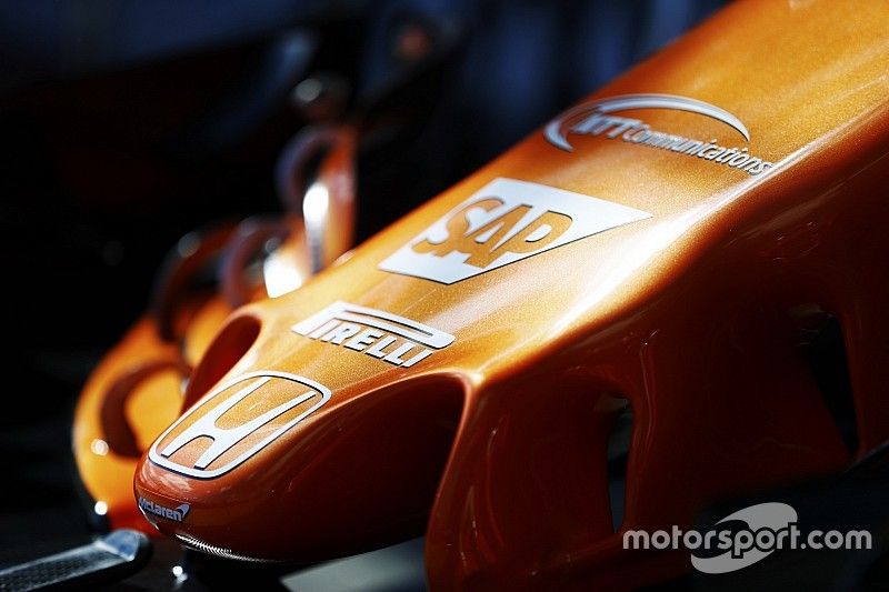 Honda logo en neus McLaren MCL32