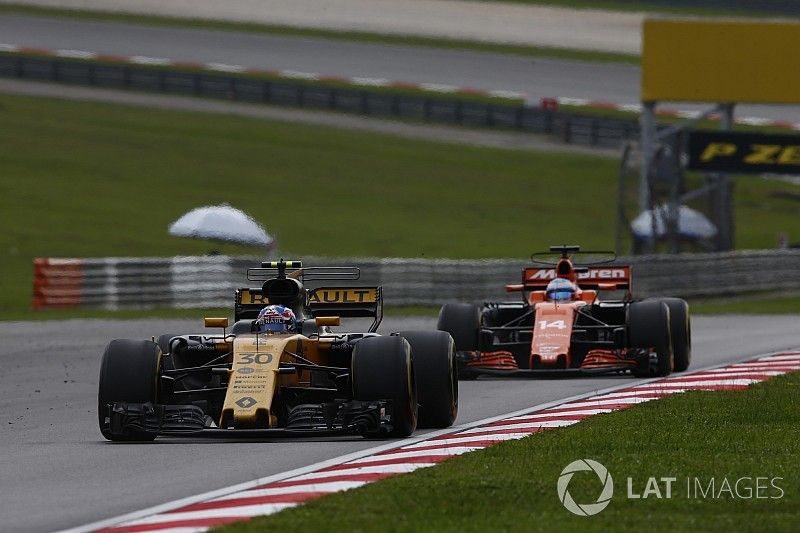 Nico Hulkenberg, Renault Sport F1 Team RS17, Fernando Alonso, McLaren MCL32