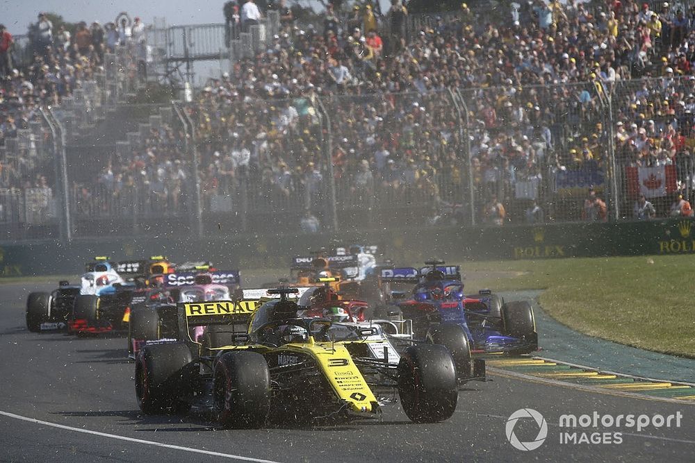Daniel Ricciardo, Renault F1 Team R.S.19, breaks his front wing at the start
