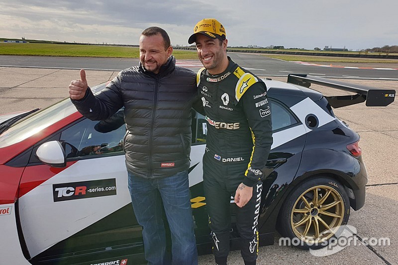 Daniel Ricciardo ha provato la Renault TCR a Bedford