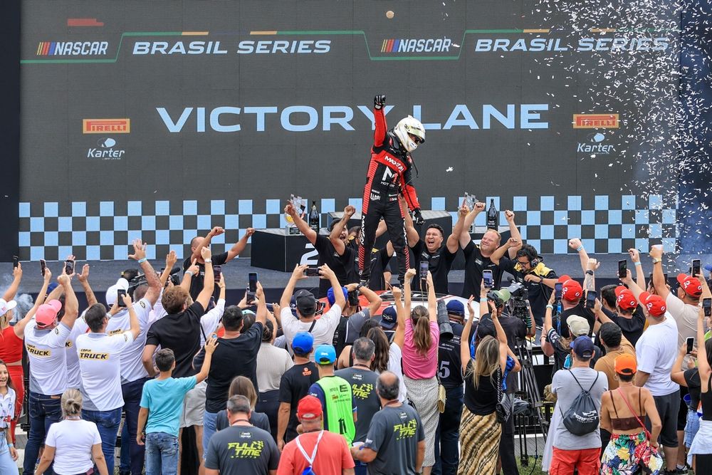 Léo Torres comemora vitória em Londrina