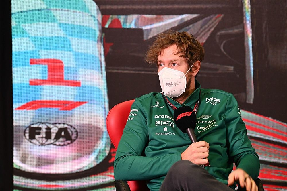 Sebastian Vettel, Aston Martin, en la rueda de prensa