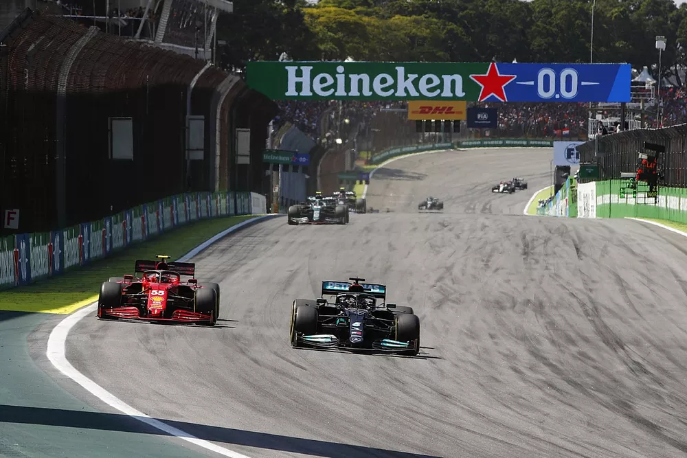 Lewis Hamilton, Mercedes W12, Carlos Sainz Jr, Ferrari SF21, en Sebastian Vettel, Aston Martin AMR21