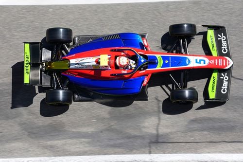 F3: Câmara sofre com estratégia e termina em 22º em prova encerrada pela chuva em Silverstone; Boya vence