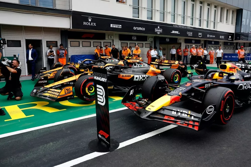 Os carros dos tr&ecirc;s primeiros colocados nas eliminat&oacute;rias Max Verstappen, Red Bull Racing RB20, o pole man Lando Norris, McLaren MCL38, Oscar Piastri, McLaren MCL38