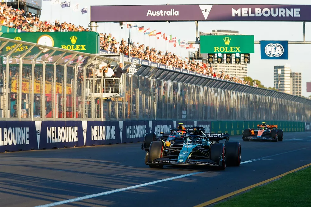 Lance Stroll, Aston Martin AMR23, Sergio Perez, Red Bull Racing RB19, Lando Norris, McLaren MCL60, aan de finish