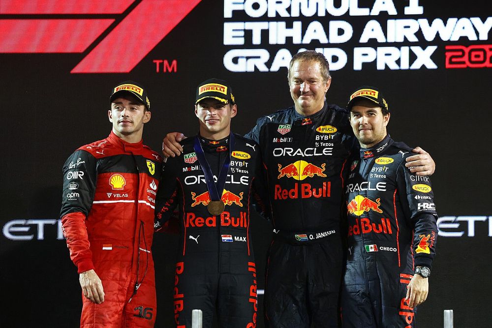 Charles Leclerc, Ferrari, 2&ordf; posici&oacute;n, Max Verstappen, Red Bull Racing, 1&ordf; posici&oacute;n, Olaf Janssen, jefe de infraestructuras de Red Bull Racing, y Sergio P&eacute;rez, Red Bull Racing, 3&ordf; posici&oacute;n, en el podio