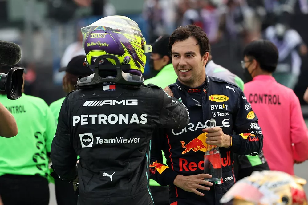 Lewis Hamilton, Mercedes AMG, 2&ordf; posici&oacute;n, Sergio Perez, Red Bull Racing, 3&ordf; posici&oacute;n, en el parque cerrado