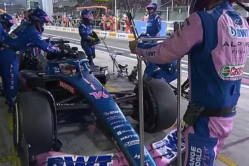 Vídeo: Alonso abandona por otro problema de Alpine en Abu Dhabi