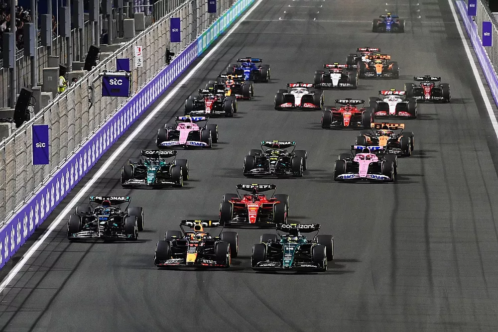 Arrancada Sergio Pérez, Red Bull Racing RB19, Fernando Alonso, Aston Martin AMR23, George Russell, Mercedes F1 W14, Carlos Sainz, Ferrari SF-23, Lance Stroll, Aston Martin AMR23, el resto de la parrilla en la salida.