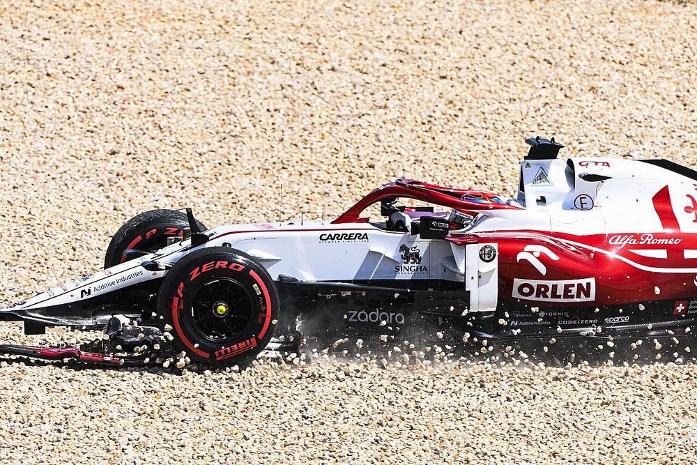 Kimi Raikkonen, Alfa Romeo Racing C41, en la grava