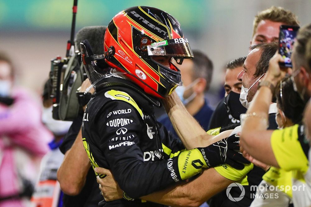 Esteban Ocon, Renault F1, 2&ordf; posici&oacute;n, celebra con su equipo en Parc Ferme