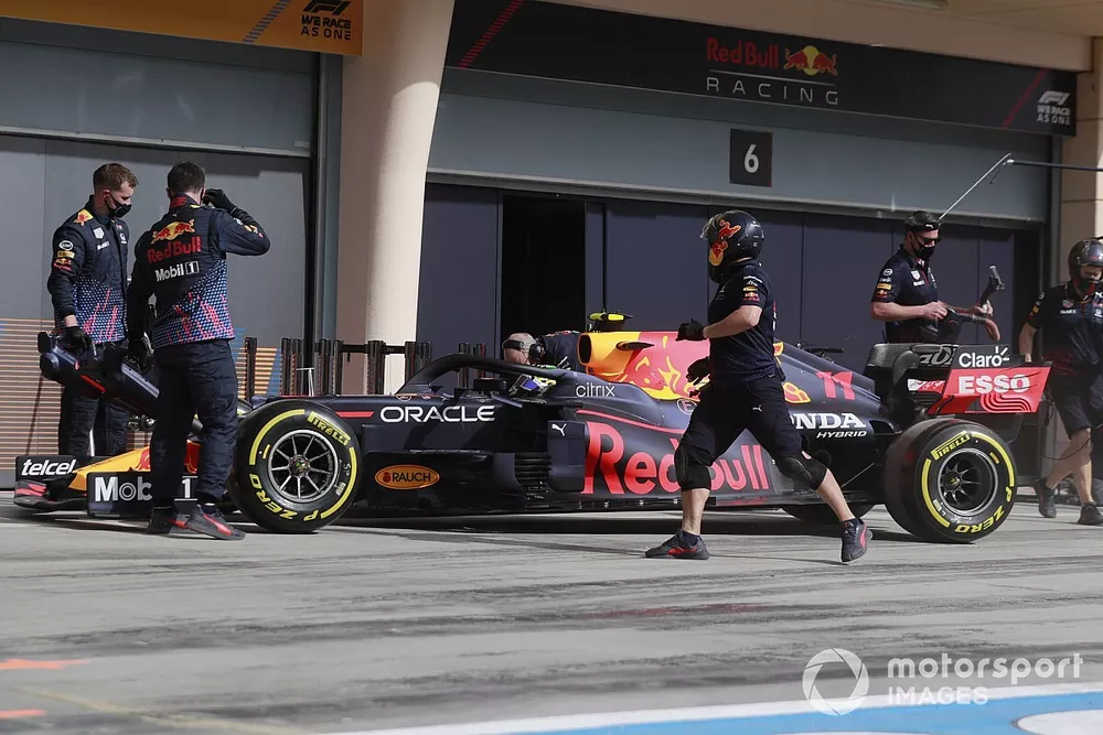 Sergio P&eacute;rez, Red Bull Racing RB16B, en pit lane