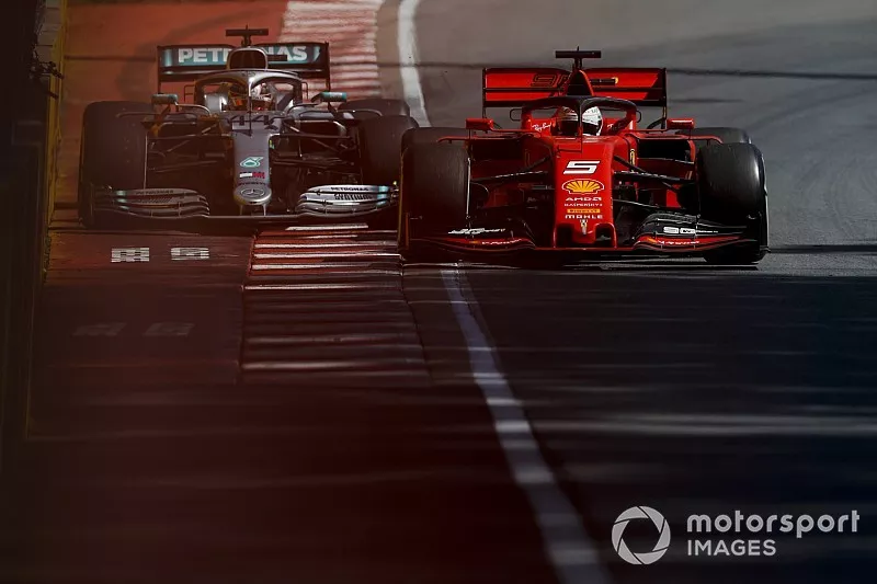 Sebastian Vettel, Ferrari SF90, devant Lewis Hamilton, Mercedes AMG F1 W10