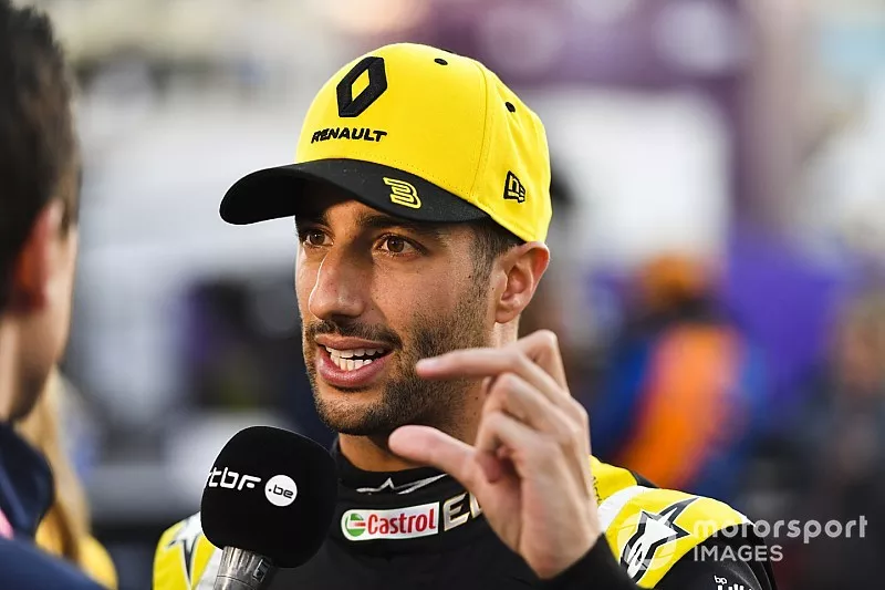 Daniel Ricciardo, Renault, est interview&eacute; apr&egrave;s les qualifications