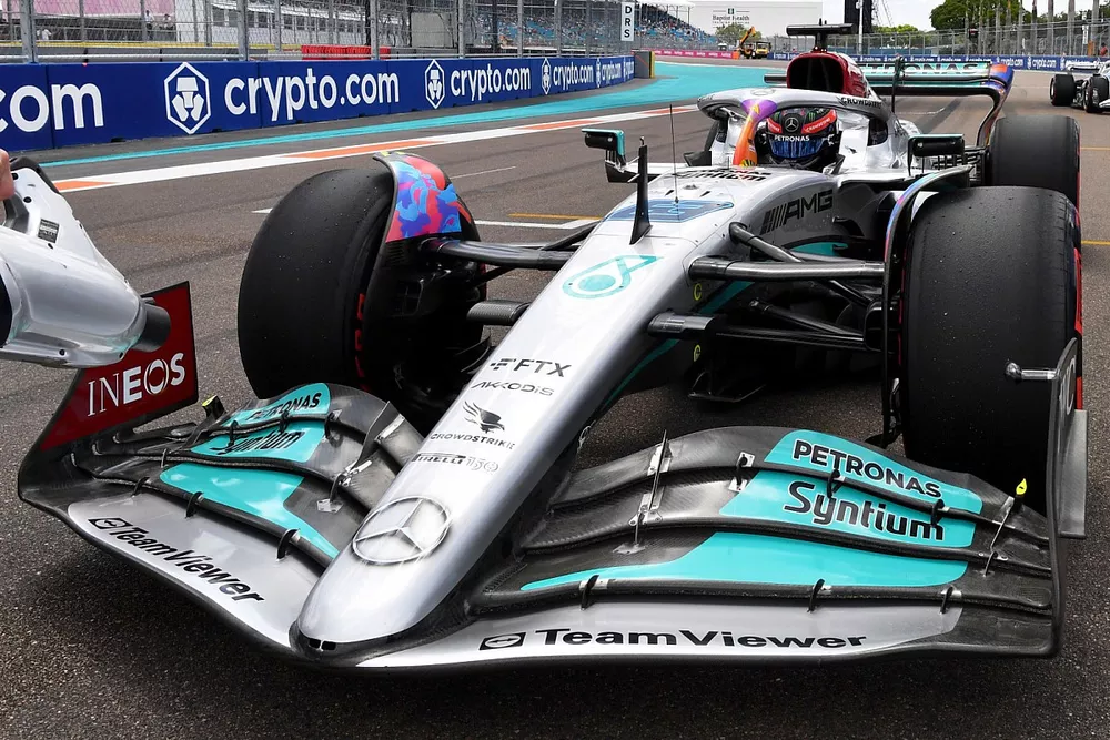 George Russell, Mercedes W13, llega a la parrilla