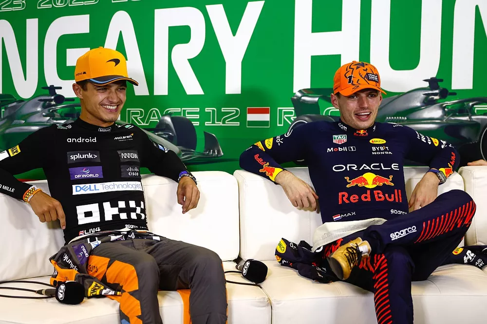 Lando Norris, McLaren, 2&ordf; posici&oacute;n, Max Verstappen, Red Bull Racing, 1&ordf; posici&oacute;n, en la rueda de prensa posterior a la carrera.