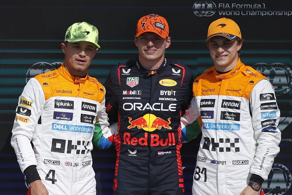Los tres primeros clasificados: segundo Lando Norris, McLaren, el ganador de la pole Max Verstappen, Red Bull Racing, tercero Oscar Piastri, McLaren