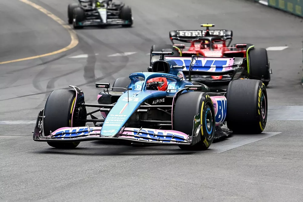 Esteban Ocon, Alpine A523, Carlos Sainz, Ferrari SF-23, Lewis Hamilton, Mercedes F1 W14