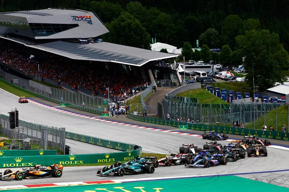 Arrancada Lando Norris, McLaren MCL60, Fernando Alonso, Aston Martin AMR23, Lance Stroll, Aston Martin AMR23, Nico Hulkenberg, Haas VF-23, Pierre Gasly, Alpine A523, el resto de la parrilla en la salida.