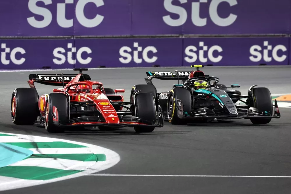 Charles Leclerc, Ferrari SF-24 d&eacute;passe Lewis Hamilton, Mercedes F1 W15 