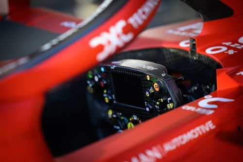 C&oacute;mo Hamilton cambi&oacute; el volante de Ferrari para que sea como el de Mercedes