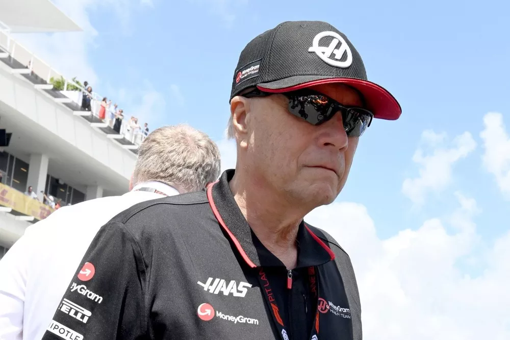 Gene Haas, propietario y fundador de Haas F1 Team, en la parrilla de salida