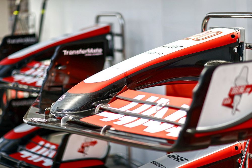 Alerones delanteros del Haas VF-22 en el pit lane