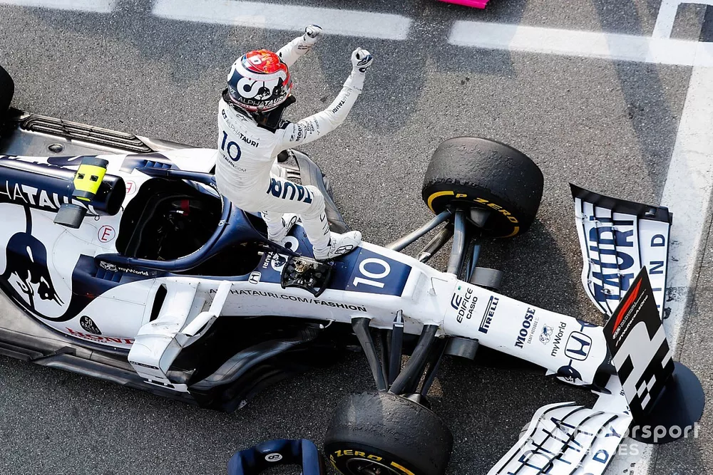 Le vainqueur Pierre Gasly, AlphaTauri AT01, f&ecirc;te dans le parc ferm&eacute;