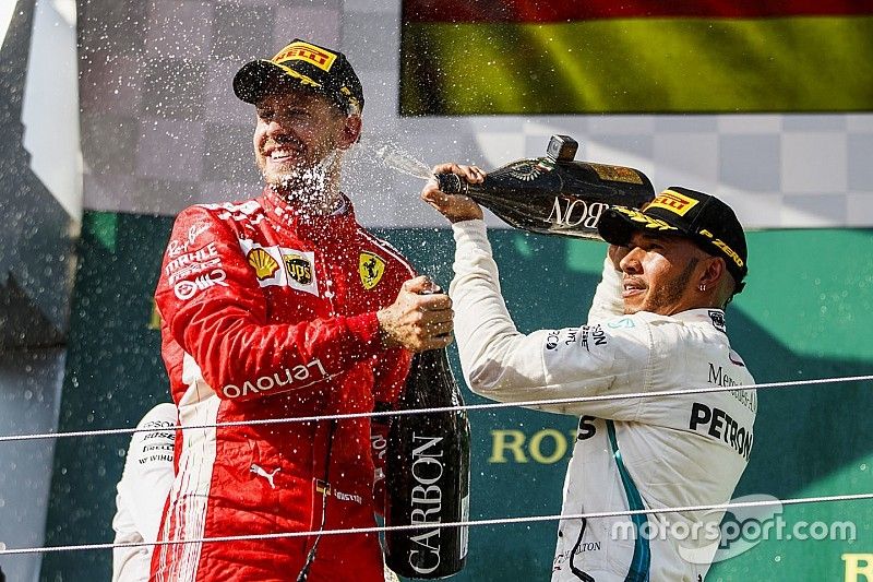 Sebastian Vettel, Ferrari celebra en el podio con Lewis Hamilton, Mercedes AMG F1